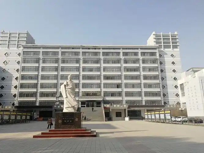 位于兰州市和平开发区,是甘肃省人民政府与国家中医药管理局共建高校