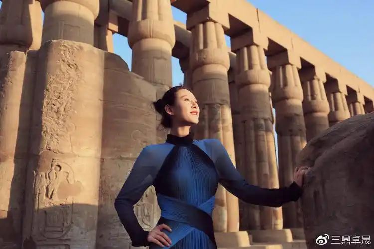 沙漠里绽放孤傲的花 赵柯新写真尽显异域国风