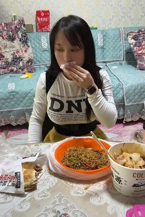 确实,有些女生比较独立,不想花男朋友的钱,以免分手了纠缠不清.