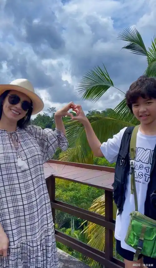 张庭与儿子出镜比心,展现亲子温馨时刻