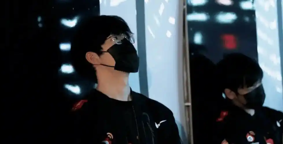 峡谷别吃现实生活是大吃货theshy跟宁王在线聊烤猪蹄