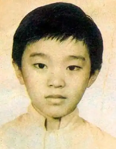 周星驰生于香港一个穷苦家庭,童年时期的玩具也仅限于姐姐小时候玩过