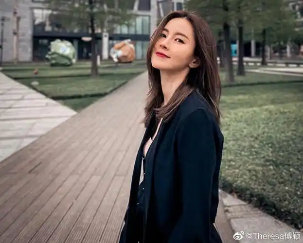 傅颖无惧素颜示人,雀斑照曝光引热议,眼皮下垂难掩岁月痕迹_人们_容貌