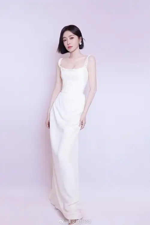 秦岚白色吊带长裙造型好优雅捧鲜花镜头前甜笑尽显好身材