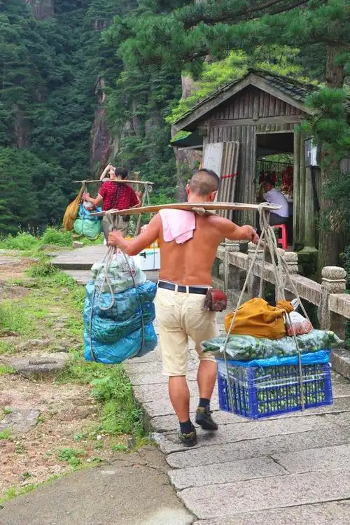 也有蔬菜粮油,看起来,每位挑夫的担子上重量差不多