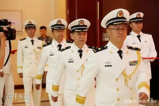 海军某部举行授予大校军衔仪式