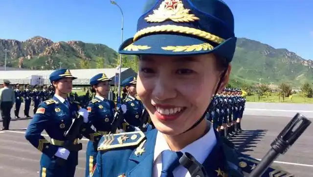 农村走出来的美女三军仪仗队第一位女分队长程诚