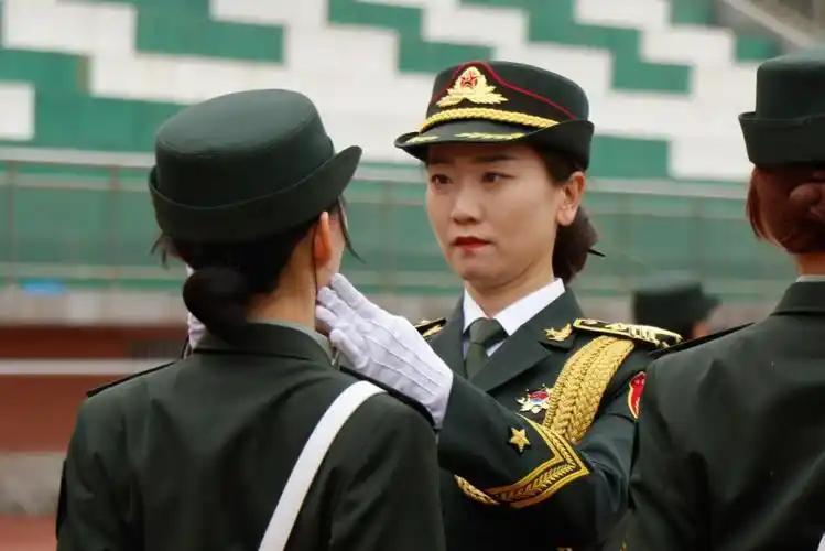 原三军仪仗队女兵陈嘉怡手把手为我校国旗护卫队队员纠正动作