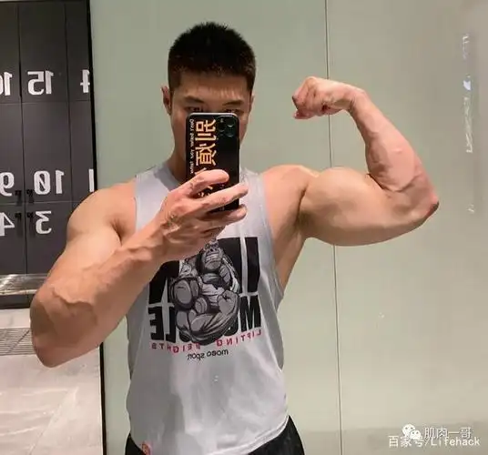 180cm健身教练私照疯传,劲爆肌肉简直绝绝子