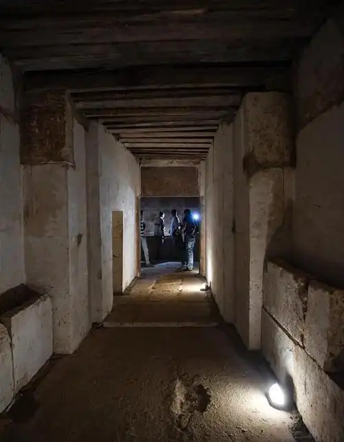 这是6月28日在埃及法尤姆拍摄的辛努塞尔特二世金字塔的内部.