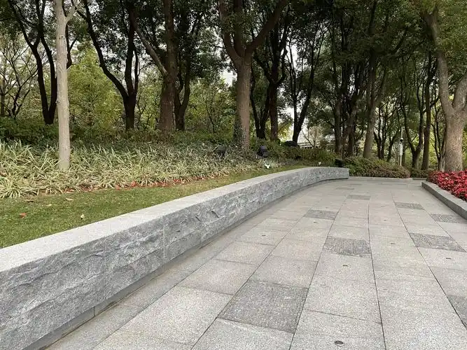 路边设计条石坐凳供游人休憩