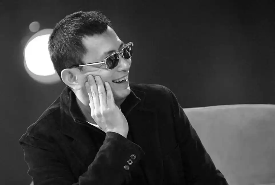 王家卫与墨镜的不解之缘:探寻背后不为人知的秘密 王家卫,这位备受