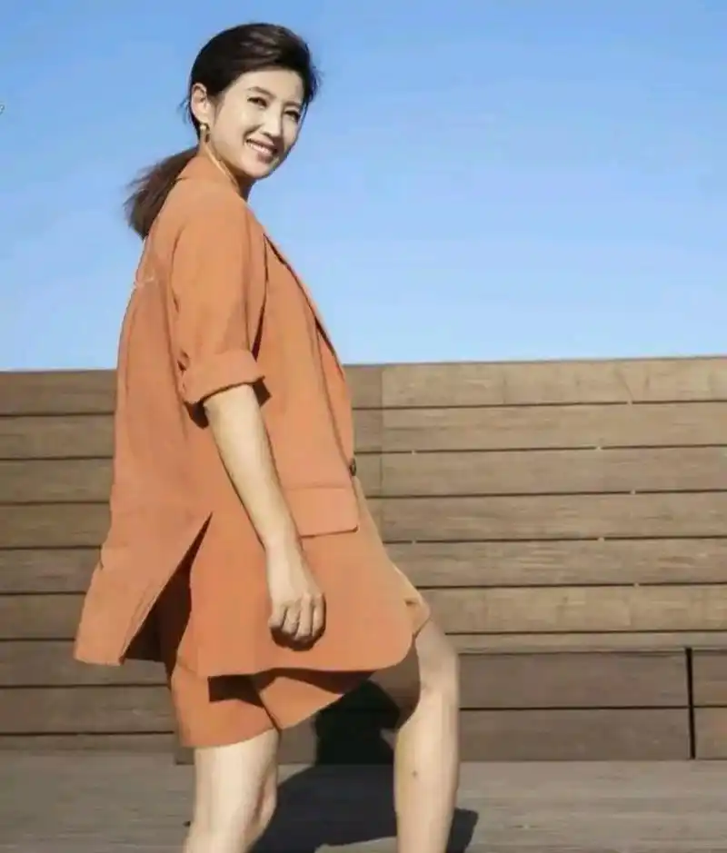 北京卫视主播徐春妮,她美丽大方,笑容可掬,穿搭时尚,主持风格大气