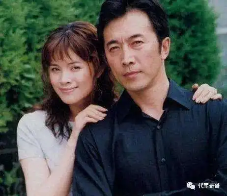 一婚娶演员林海海,二婚娶美女黄育莉,60岁的他婚姻生活很幸福