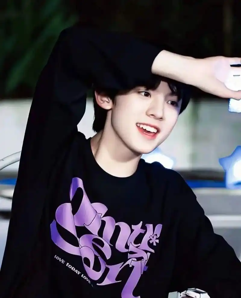 从现场路透视频中,可以看到左航坐在担架上,面露痛苦,嘴唇煞白,右手