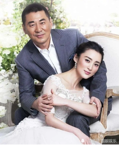 51岁陈建斌一家四口亮相,妻子穿着朴素小儿子呆萌可爱,曾和吴越6年情