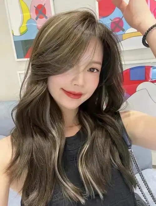 那一定要尝试挑染了这款不过于夸张又好看的挑染搭配,让发色更有表现