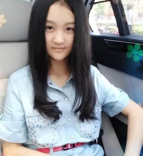 她6岁被成龙抱着上春晚后因长相被骂退圈出国如今美到不敢认