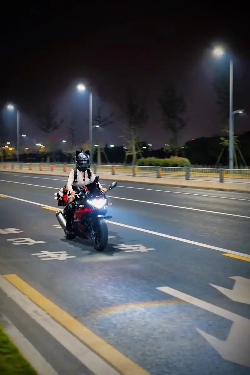 "今日环港路首试追焦"#夜骑 #机车摄影 #追焦拍摄 - 抖音