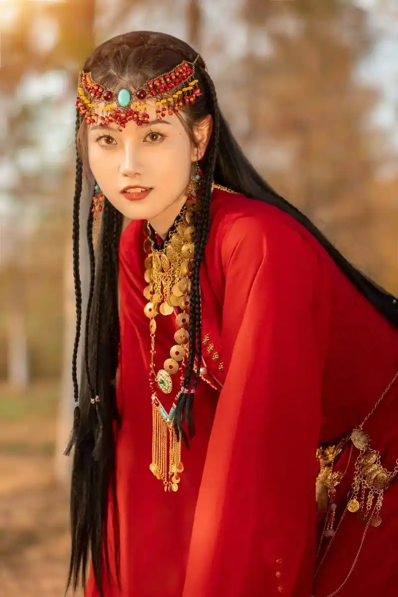 藏服写真 #少数民族服饰 #红衣小枫#东宫女孩  "顾小五 - 抖音