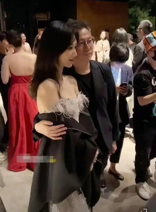 被摸手,合照靠边,明星在资本面前卑微得不敢抗拒|杨洋|杨幂|杨紫|大佬