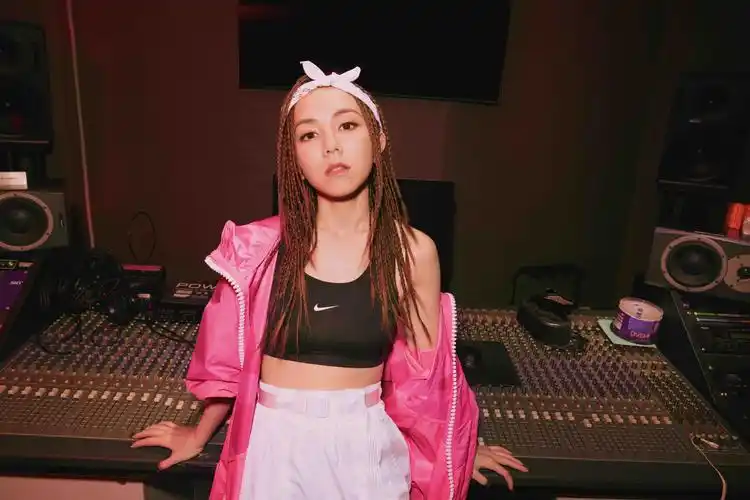 不惧未来无畏挑战 邓紫棋演绎air max verona_nike