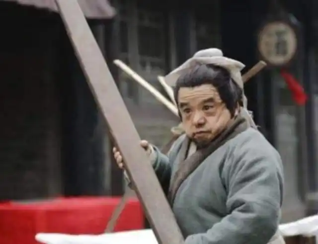 他是国家一级演员,比潘长江还矮曾演过武大郎,至今娶过4个老婆