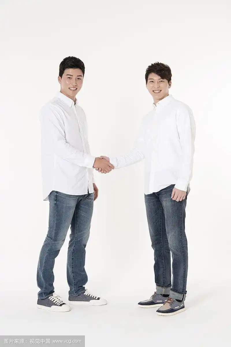 两个穿着白衬衫的男人手牵手站立的照片