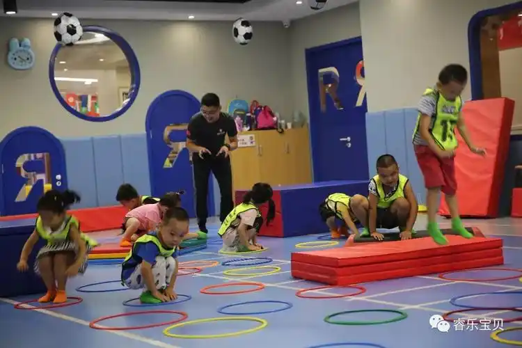 4,家长体适能——前滚翻是体操的基本动作,是复杂技巧动作的基础,也是