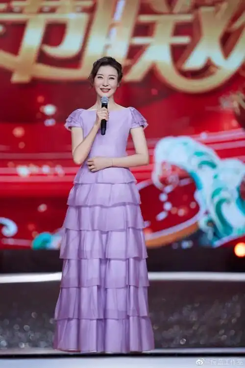 卫视春晚女星造型:柯蓝穿16年前礼服主持,张萌顶复古爆炸头_手机搜狐