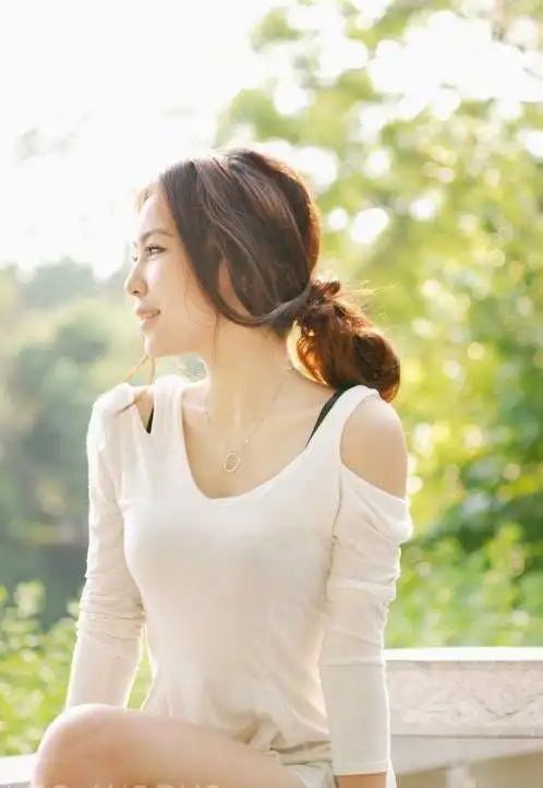 外貌:清明的眼眸,樱桃般的小嘴,,留着长发,喜欢盘起来,显得十分清新