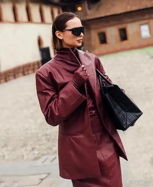 配上红色高跟鞋的精致,开叉露肤的小性感,随意摇曳成诗,成画,给审美来