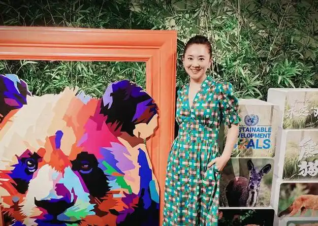 主持人月亮姐姐还晒出了最新照片九宫格,这九张照片系主持人月亮姐姐