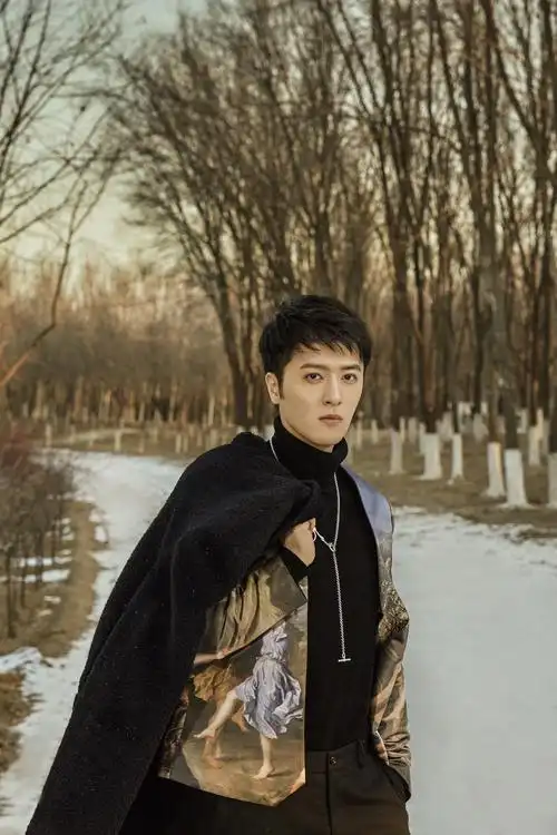 姚奕辰全新冬日写真曝光西式复古风尽显雅绅格调