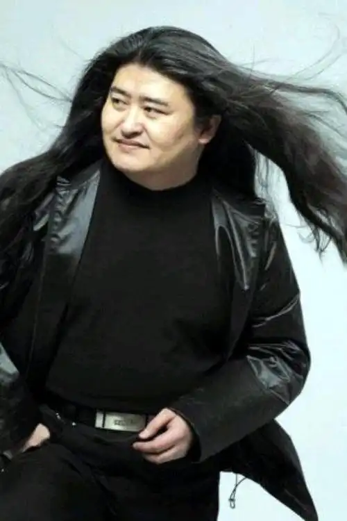 58岁刘欢满头银发现身春晚彩排现场和之前判若两人走路需搀扶