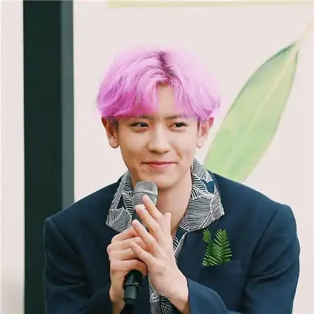 即头发采用中分分发线侧分,前额的刘海打造八字形