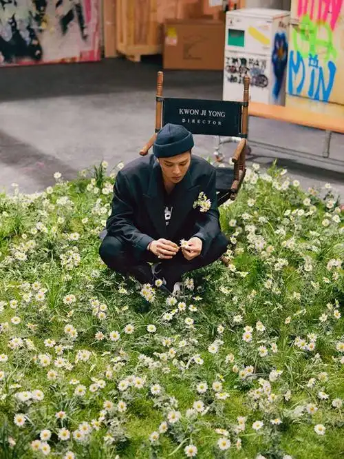 权志龙回归后首营业,黑西装配金丝眼镜,身披雏菊的"时代巨星"