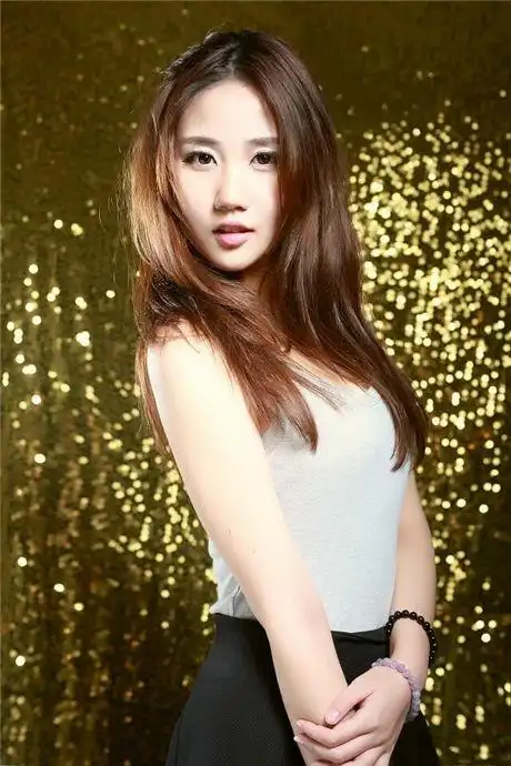 各位男同胞女同胞,看一下我的图片,猜猜我多重多高三围多少,猜中有奖.