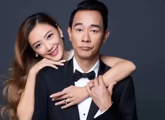 陈小春成应采儿时尚小跟班,夫妻同框魅力无限