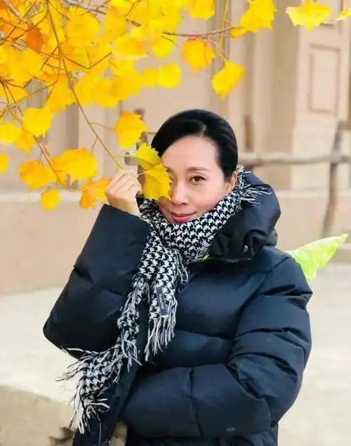 演员唐静前夫再婚后一个人陪儿子长大如今52岁终获幸福