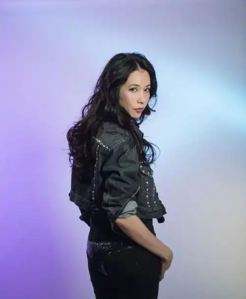 莫文蔚又美出新高度穿黄色运动装活力又减龄48岁嫩回30岁