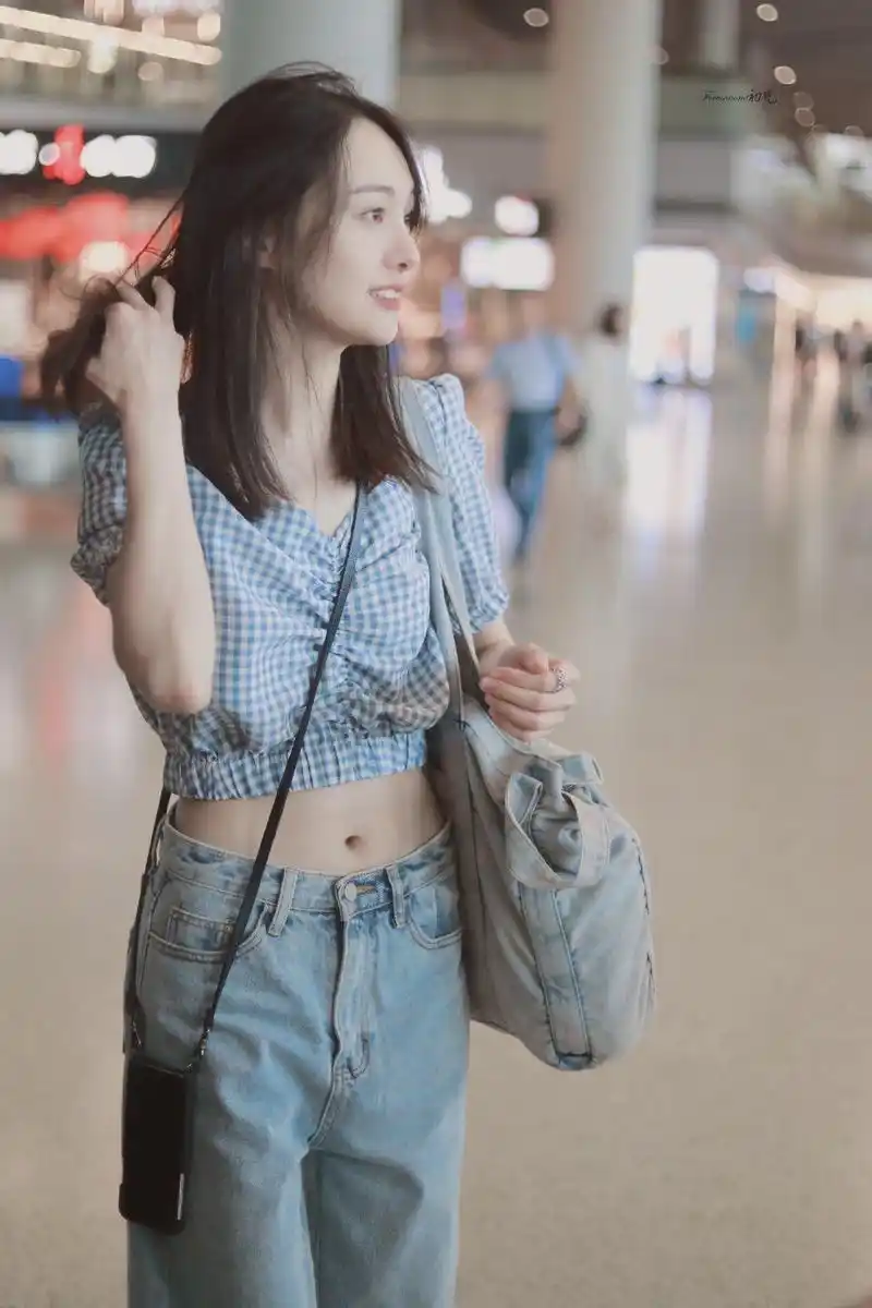 郑爽最新机场造型,蓝色大衣配白色长靴优雅大方,金丝眼镜是亮点