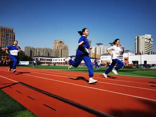 语涵的一百米比赛现场,快点跑,你就是赛道上最靓的女孩!