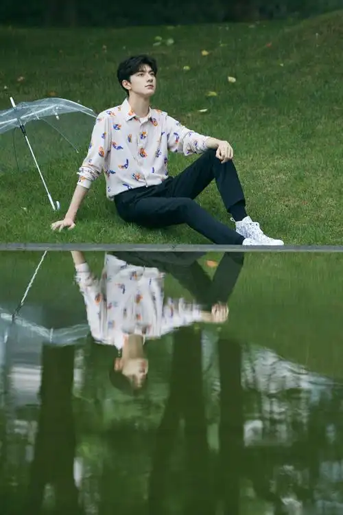 林一印花衬衫搭配黑色长裤,颜值和身高统统在线