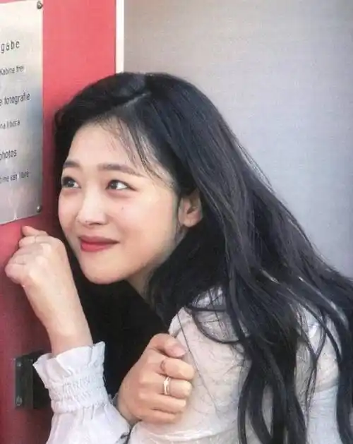 雪莉父母因遗产开撕,哥哥回击:生父连女儿墓地都没去过!