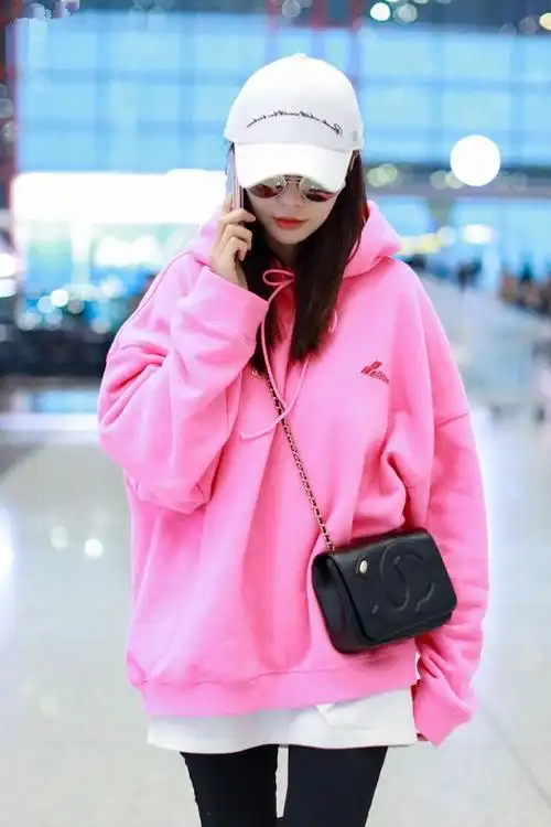 沈梦辰穿粉色卫衣搭配黑色破洞长裤现身对镜比v卖萌乖巧可爱