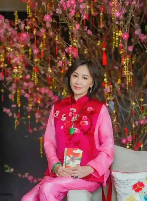 刘嘉玲每年春节与家里桃花合影,说是张国荣生前送给她,纪念礼物.