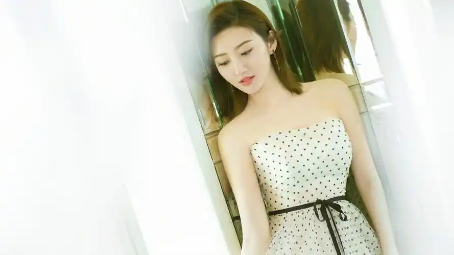 景甜抹胸裙4k美女明星壁纸