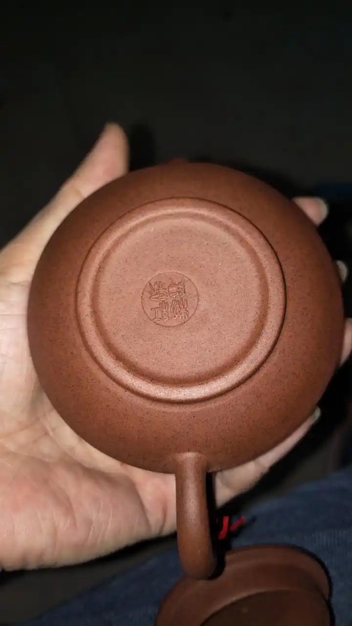 别人送的庞红亮紫砂壶一个,不知是真是假.