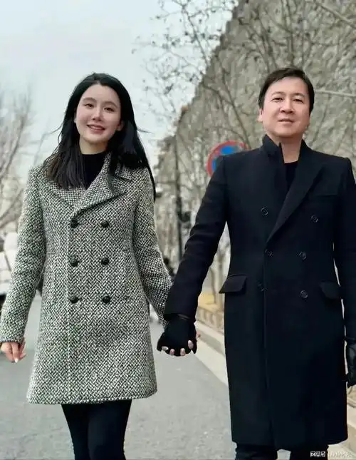 杨钰莹前男友赖文峰近照曝光夫妻牵手秀恩爱